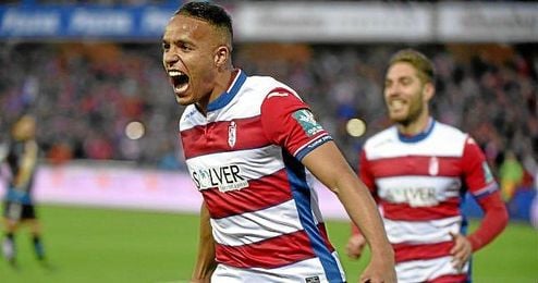 El Arabi celebra su gol de penalti a Mariño. El Arabi celebra su gol de penalti a Mariño.