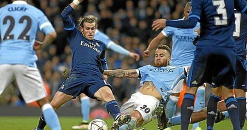 Gareth Bale y Otamendi pugnan por un balón en un lance del encuentro Gareth Bale y Otamendi pugnan por un balón en un lance del encuentro