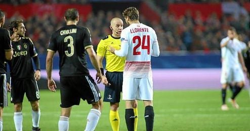 Marciniak habla con Llorente en el Sevilla-Juventus. Marciniak habla con Llorente en el Sevilla-Juventus.
