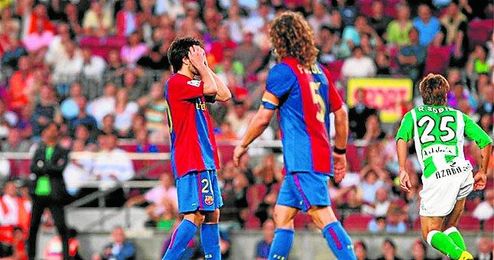 Los barcelonistas Deco y Puyol se lamentan mientras Rafael Sobis celebra el definitivo 1-1, logrado a pocos minutos del final. Los barcelonistas Deco y Puyol se lamentan mientras Rafael Sobis celebra el definitivo 1-1, logrado a pocos minutos del final.