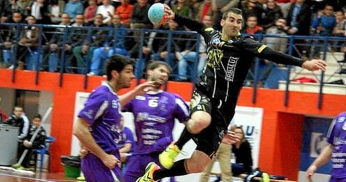 El Ángel Ximénez de Puente Genil ha resaltado que su jugador "volverá a los terrenos de juego con más fuerza que nunca". El Ángel Ximénez de Puente Genil ha resaltado que su jugador "volverá a los terrenos de juego con más fuerza que nunca".