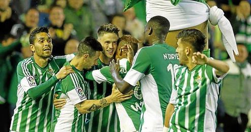 El Betis apelará al fortín del Villamarín. El Betis apelará al fortín del Villamarín.