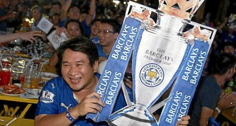 Aficionados del Leicester, celebrando el título. Aficionados del Leicester, celebrando el título.