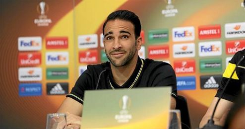 Adil Rami compareciendo este mediodía en el Sánchez Pizjuán ante los medios. Adil Rami compareciendo este mediodía en el Sánchez Pizjuán ante los medios.