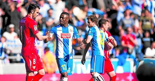 El Sevilla sumó en Cornellà un nuevo partido sin vencer lejos de casa, donde contabiliza 9 empates y 9 derrotas. El Sevilla sumó en Cornellà un nuevo partido sin vencer lejos de casa, donde contabiliza 9 empates y 9 derrotas.