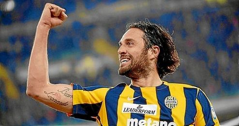 Luca Toni celebra un gol con el Hellas Verona. Luca Toni celebra un gol con el Hellas Verona.