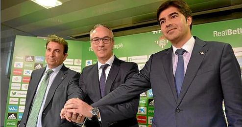 López Catalán, Miguel Torrecilla y Ángel Haro, en la presentación oficial del nuevo director deportivo. López Catalán, Miguel Torrecilla y Ángel Haro, en la presentación oficial del nuevo director deportivo.