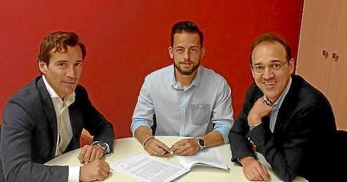 Antonio Romero, firmando su nuevo contrato. Antonio Romero, firmando su nuevo contrato.