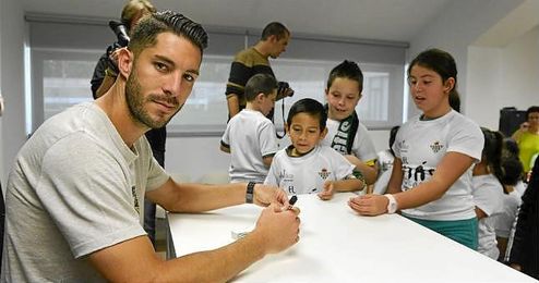 Cejudo firma unos autógrafos tras la rueda de prensa. Cejudo firma unos autógrafos tras la rueda de prensa.