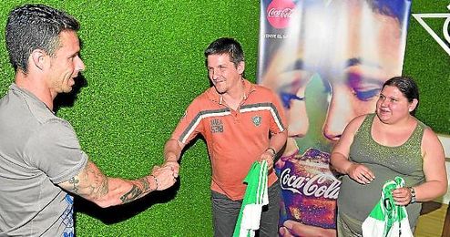 Rubén Castro, con los ganadores de ´Vive tus colores´. Rubén Castro, con los ganadores de ´Vive tus colores´.