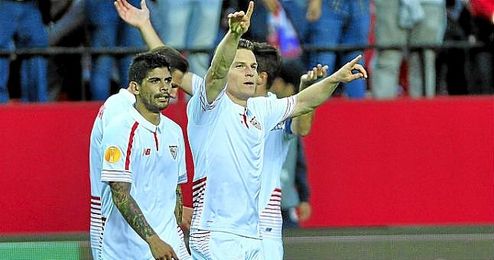 Gameiro y Banega están en el equipo de la semana de la Europa League. Gameiro y Banega están en el equipo de la semana de la Europa League.