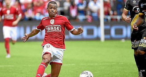 Dossevi, en un partido con el Standard. Dossevi, en un partido con el Standard.