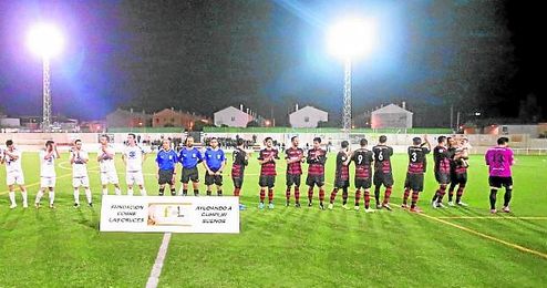 El Gerena saluda a sus aficionados momentos antes de iniciar su encuentro de esta Liga ante el Castilleja. El Gerena saluda a sus aficionados momentos antes de iniciar su encuentro de esta Liga ante el Castilleja.