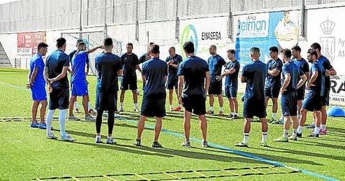En la imagen, la plantilla del conjunto alcalareño, durante una sesión matinal de la pasada pretemporada. En la imagen, la plantilla del conjunto alcalareño, durante una sesión matinal de la pasada pretemporada.