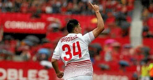 Diego González celebra su gol al Granada. Diego González celebra su gol al Granada.