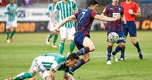 Rubén Castro pelea por un balón. Rubén Castro pelea por un balón.