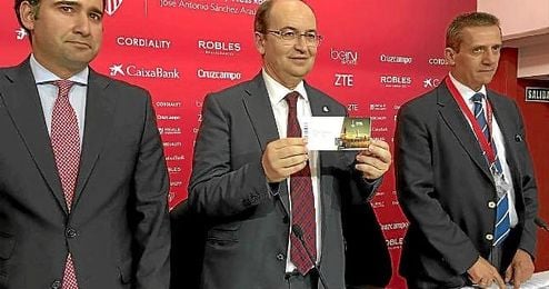 José Castro muestra una de las entradas para la final de Basilea. José Castro muestra una de las entradas para la final de Basilea.