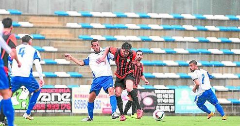 El ariete de la Lebrijana Chico protege el balón ante el centrocampista del Alcalá Manu Fidalgo. El ariete de la Lebrijana Chico protege el balón ante el centrocampista del Alcalá Manu Fidalgo.