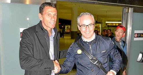 Torrecilla ha recibido a Poyet en el aeropuerto. Torrecilla ha recibido a Poyet en el aeropuerto.