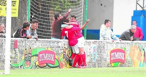 Plusco celebra con sus compañeros el tercer tanto del San José. Plusco celebra con sus compañeros el tercer tanto del San José.