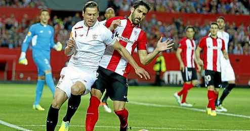 Krychowiak, durante el partido de Europa League ante el Athletic. Krychowiak, durante el partido de Europa League ante el Athletic.