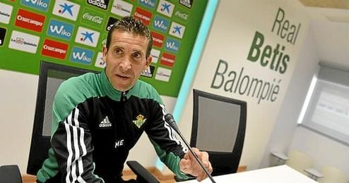 El entrenador verdiblanco Juan Merino en sala de prensa. El entrenador verdiblanco Juan Merino en sala de prensa.