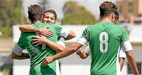 Los jugadores del Betis B celebran uno de los goles. Los jugadores del Betis B celebran uno de los goles.