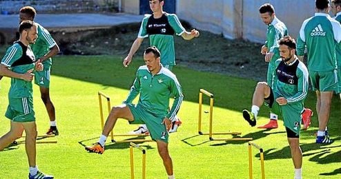 Kadir durante un entrenamiento con el Betis Kadir durante un entrenamiento con el Betis