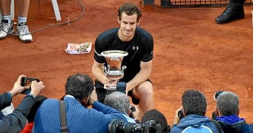Andy Murray posando con el trofeo de Roma. Andy Murray posando con el trofeo de Roma.