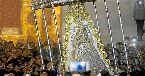 La Virgen del Rocío, por las calles de la aldea. La Virgen del Rocío, por las calles de la aldea.