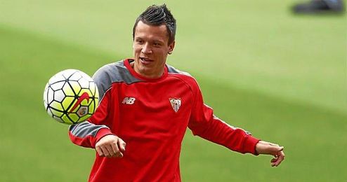 Konoplyanka, durante un entrenamiento con el Sevilla. Konoplyanka, durante un entrenamiento con el Sevilla.