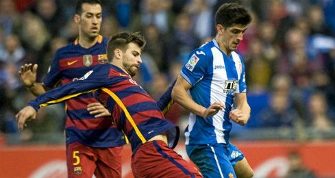 Piqué, en un partido contra el Espanyol. Piqué, en un partido contra el Espanyol.