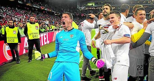 Soria celebra el título con la afición del Sevilla. Soria celebra el título con la afición del Sevilla.