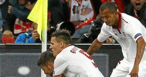 Mariano, celebra el gol de Gameiro, del que fue el asistente. Mariano, celebra el gol de Gameiro, del que fue el asistente.