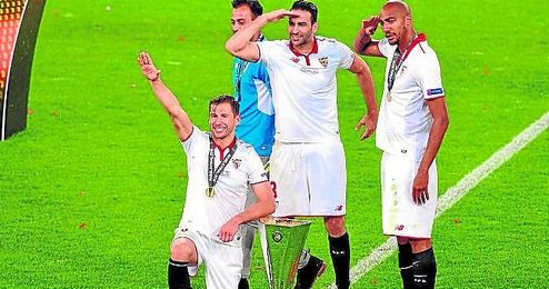 Krychowiak, Rami, N´Zonzi y Beto se fotografían junto a la quinta Europa League conseguida. Krychowiak, Rami, N´Zonzi y Beto se fotografían junto a la quinta Europa League conseguida.