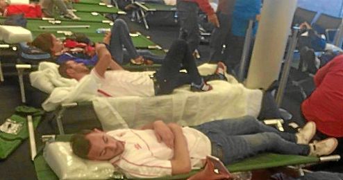 Imagen de los aficionados del Sevilla en el aeropuerto de Basilea. Imagen de los aficionados del Sevilla en el aeropuerto de Basilea.