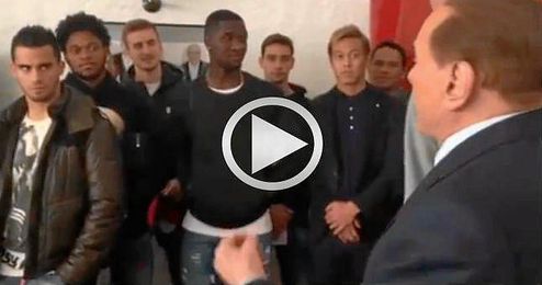 "No podemos jugar así de mal", dice Berlusconi en el vídeo. "No podemos jugar así de mal", dice Berlusconi en el vídeo.