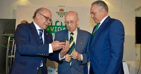 Juan Antonio Álvarez, en el homenaje a los 100 socios más antiguos del Real Betis del pasado mes de septiembre. Juan Antonio Álvarez, en el homenaje a los 100 socios más antiguos del Real Betis del pasado mes de septiembre.