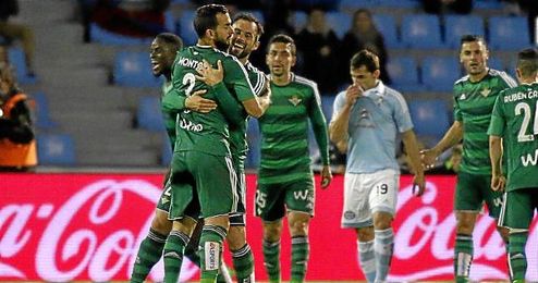 Martín Montoya, abrazado por sus compañeros tras su asistencia a N´Diaye en Vigo. Martín Montoya, abrazado por sus compañeros tras su asistencia a N´Diaye en Vigo.