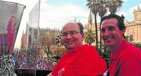 Emery, celebrando la Europa League junto a Castro. Emery, celebrando la Europa League junto a Castro.