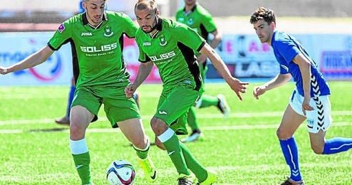 Barranco (centro) conduce el esférico en un lance del Socuéllamos-Toledo de la presente temporada, duelo que acabó 1-0. Barranco (centro) conduce el esférico en un lance del Socuéllamos-Toledo de la presente temporada, duelo que acabó 1-0.