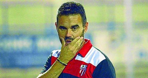 Dioni Arroyos, en el banquillo del Lora. Dioni Arroyos, en el banquillo del Lora.
