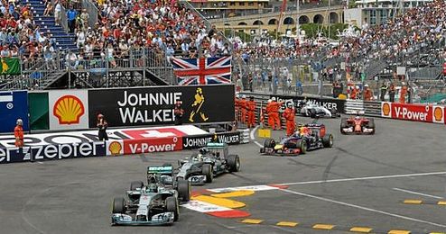 Con 18 años, 7 meses y 15 días, Verstappen hizo historia en el Gran Premio de España convirtiéndose en el vencedor más precoz. Con 18 años, 7 meses y 15 días, Verstappen hizo historia en el Gran Premio de España convirtiéndose en el vencedor más precoz.