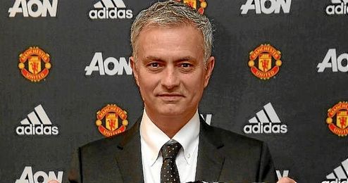 Mourinho, tras su anuncio como nuevo entrenador del United. Mourinho, tras su anuncio como nuevo entrenador del United.