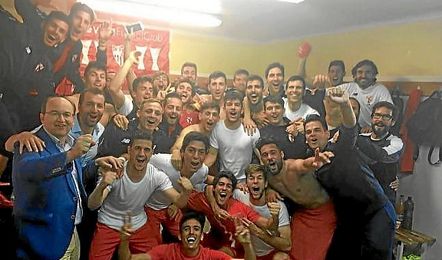 Toda la plantilla del Sevilla Atlético, incluido José Castro, han celebrado el pase. Toda la plantilla del Sevilla Atlético, incluido José Castro, han celebrado el pase.