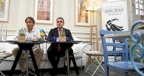 El presidente Fernando Moral y el entrenador Luis Casimiro en un acto celebrado este martes. El presidente Fernando Moral y el entrenador Luis Casimiro en un acto celebrado este martes.