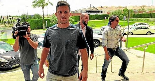 Riza Durmisi, a su llegada a Sevilla para firmar su contrato por las próximas cinco temporadas. Riza Durmisi, a su llegada a Sevilla para firmar su contrato por las próximas cinco temporadas.