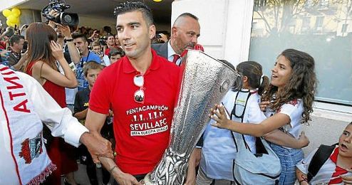 Reyes deja el Sevilla después de regresar en 2012. Reyes deja el Sevilla después de regresar en 2012.