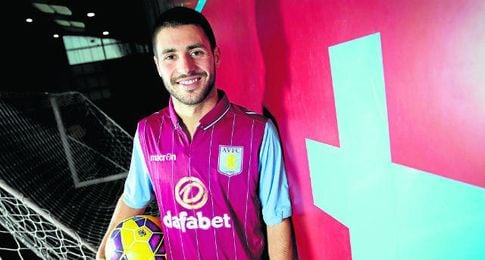 Carles Gil, con la elástica de Aston Villa. Carles Gil, con la elástica de Aston Villa.