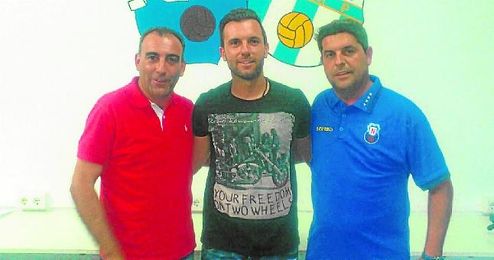 Andrés Millán (izquierda), nuevo entrenador del Nervión, posa con Roberto (centro). Andrés Millán (izquierda), nuevo entrenador del Nervión, posa con Roberto (centro).